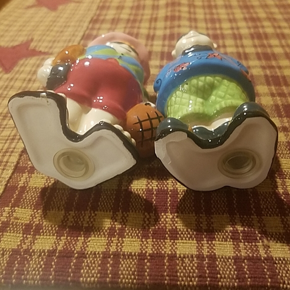 Ceramic Salt & Pepper Shakers - Picture 4 of 5